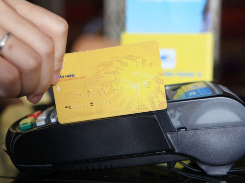 Cách rút tiền mặt từ thẻ tín dụng không bị tính lãi suất (1303)